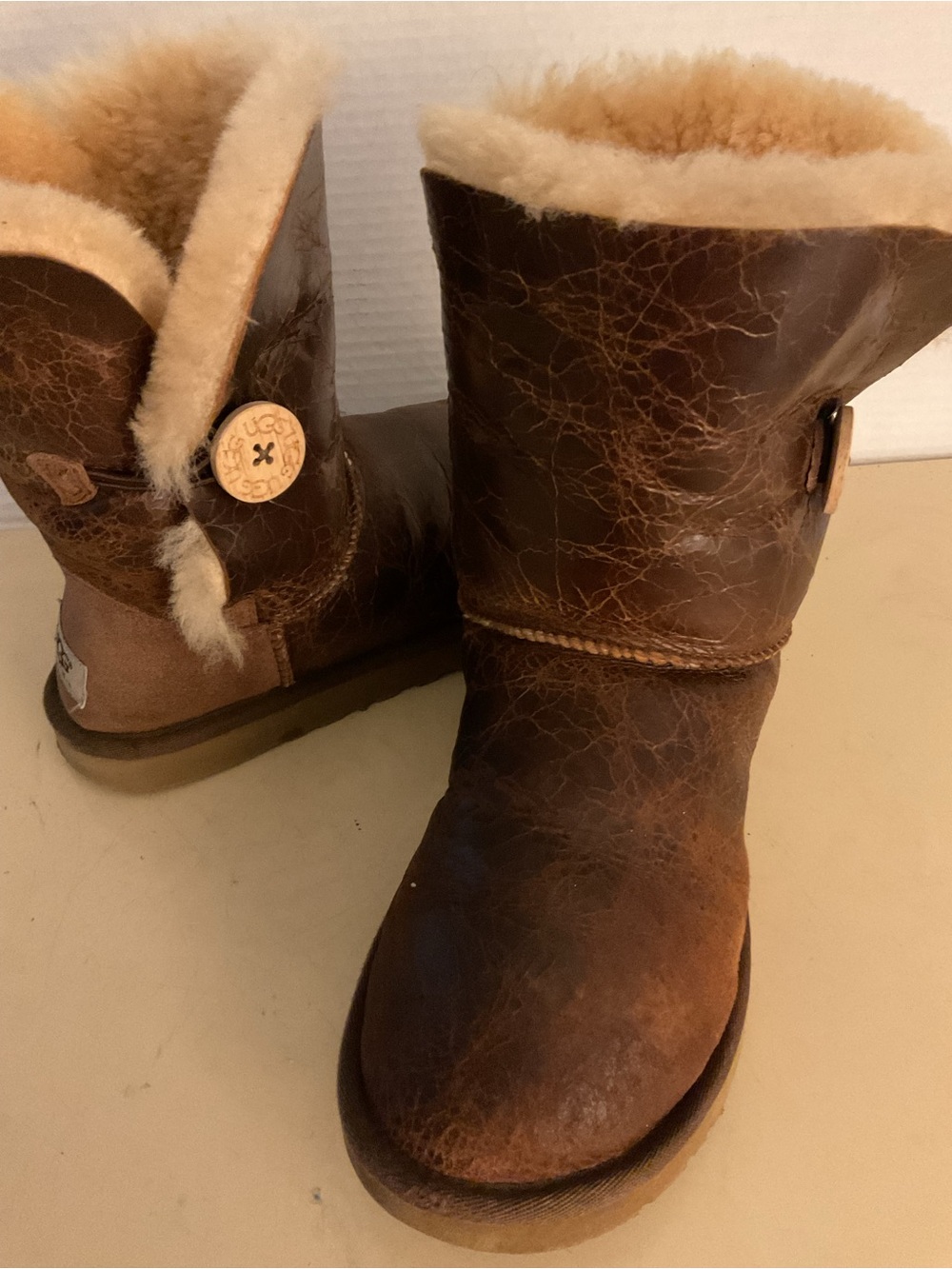 UGG women brown leather distressed Bailey button short classic boots US 7